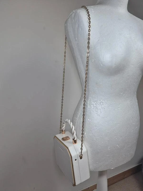 Bolso rígido blanco Fashion and Bag cadena dorada – photo 3